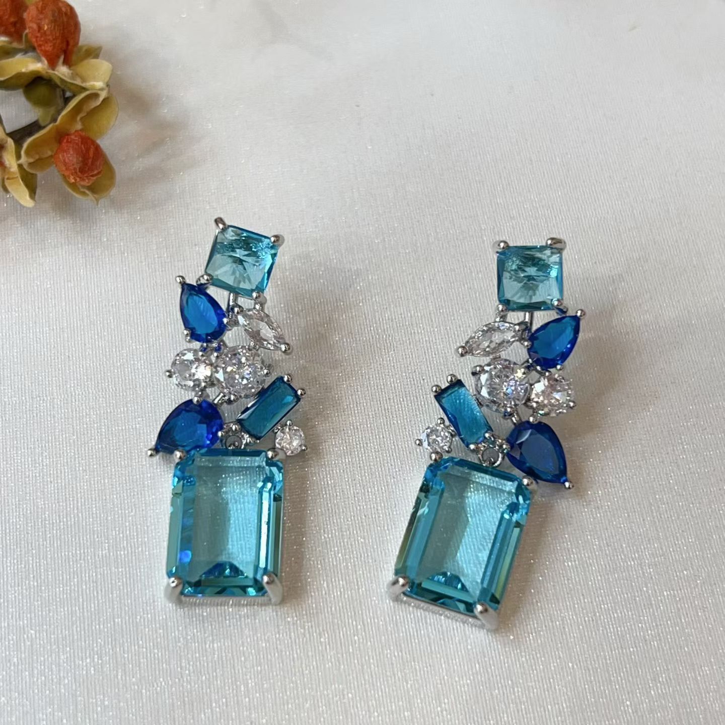 #N00857 Silver Tone Simulated Blue Topaz Multi-Tone Blue Cubic Zirconia Jewelry Set, Emerald Cut Statement Choker Necklace & Drop Earrings, Luxury Formal Banquet Bridal Jewelry for Women - 图片 4