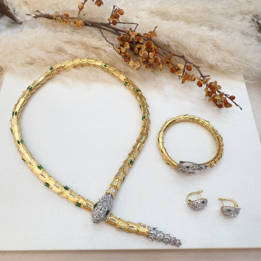 High‑end Luxury Large Princess‑Style Snake Necklace, Gold‑Plated Bold Textured Snake‑Shaped Clavicle Chain for Women#n00630